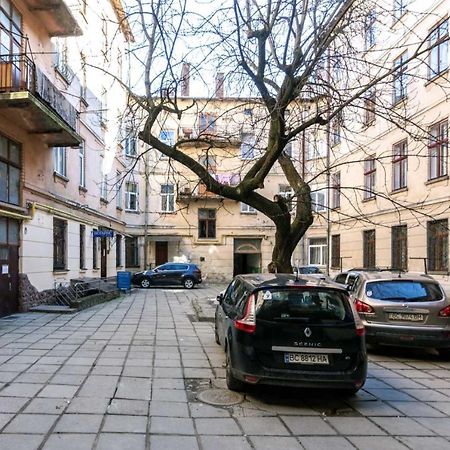 Зелені Апартаменти Біля Оперного Театру Flat In The City Center Lviv Bagian luar foto