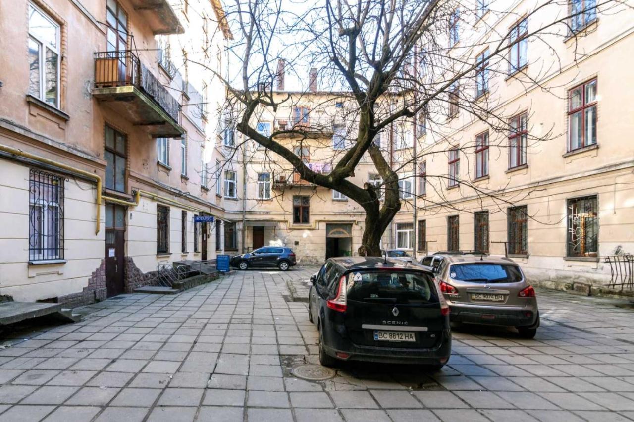 Зелені Апартаменти Біля Оперного Театру Flat In The City Center Lviv Bagian luar foto