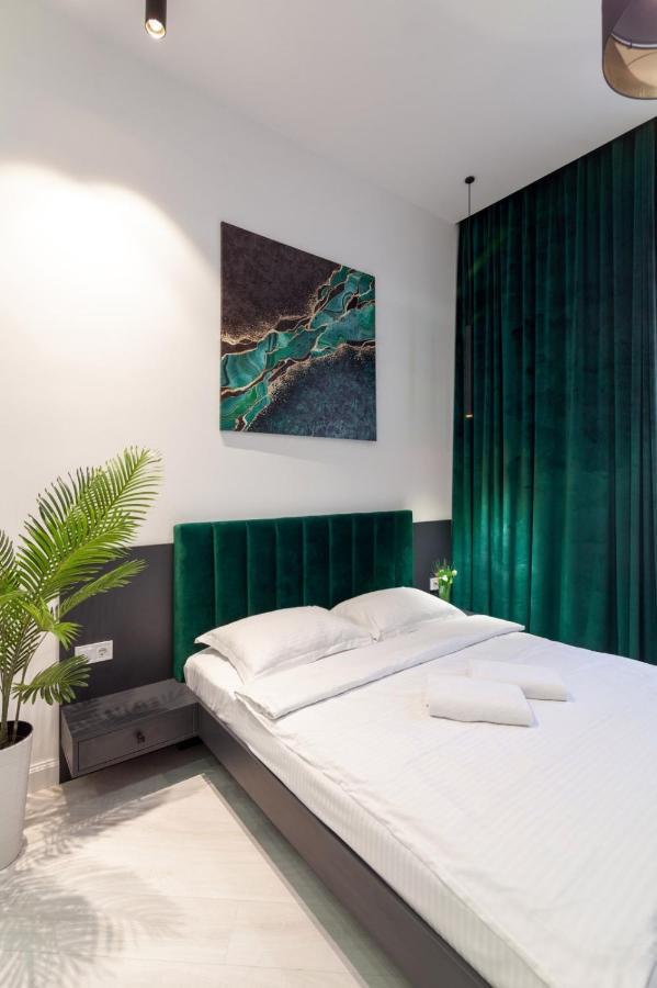 Зелені Апартаменти Біля Оперного Театру Flat In The City Center Lviv Bagian luar foto