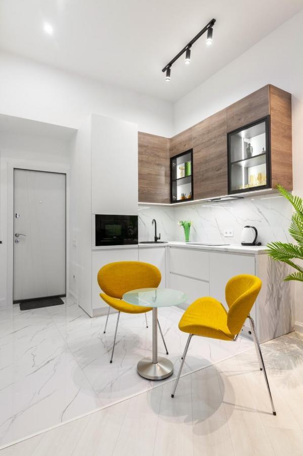 Зелені Апартаменти Біля Оперного Театру Flat In The City Center Lviv Bagian luar foto